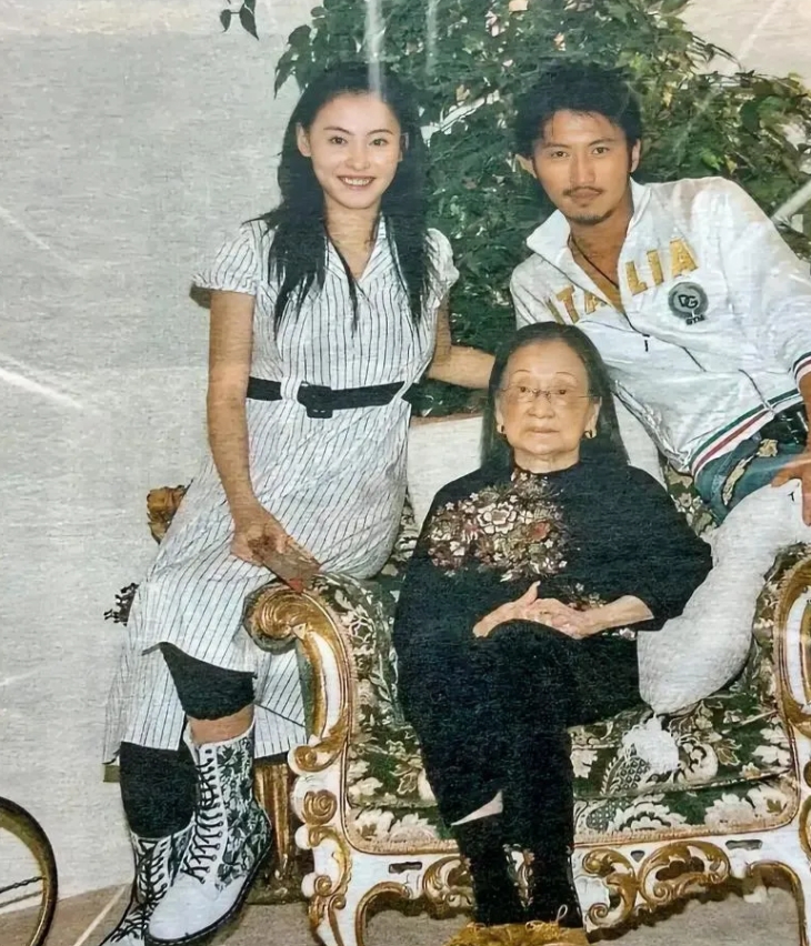 2007年，谢霆锋带着张柏芝去温哥华看望了奶奶。
当时的张柏芝怀孕了，又怕路途遥