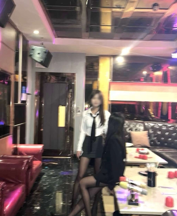 下班后，李哥去商K找演员，并邀请你去还说费用他全包了，你怎么做? A、举报李哥B