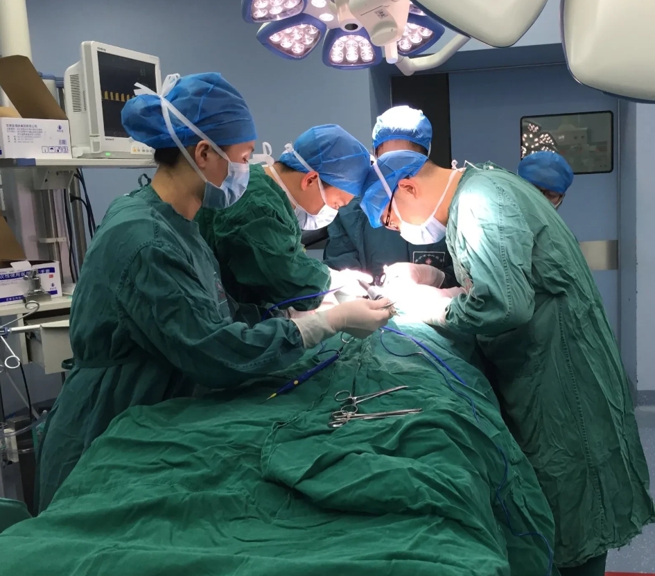 广西柳州，一男医生为女患者做全麻手术，患者苏醒后发现自己胸部有疑似口水的液体，认