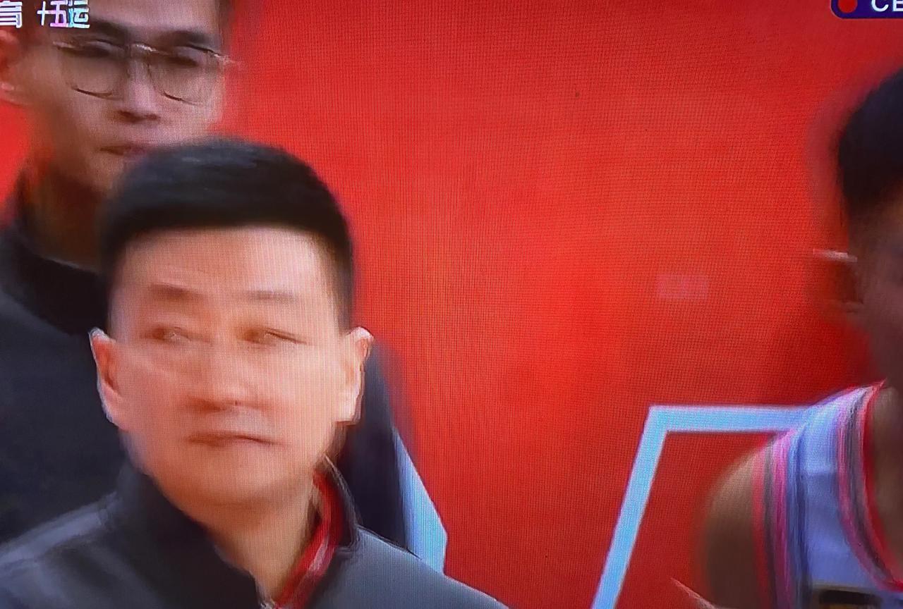 广东47:31，领先福建16分。张文逸今晚太飘逸了，一上场就表现逆天，连续抢到了