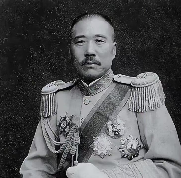 一天，张宗昌设宴招待张作霖。酒过三巡，张作霖有点兴奋，他不停地打量张宗昌的几个姨