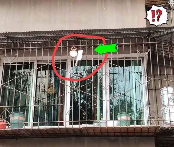 阳台挂镜又挂刀，啥门道？
今儿路过一户人家阳台，瞧见个稀罕事儿。阳台那儿挂着镜子