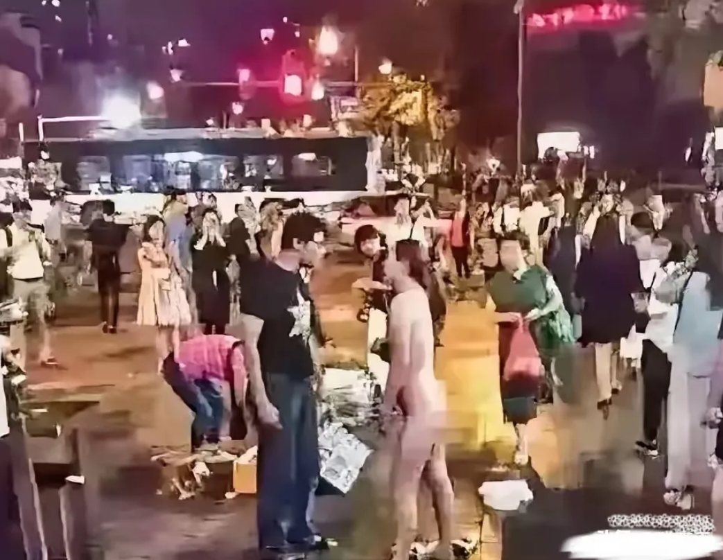 街头的一幕让人无法直视呀。
据说一对情侣当街吵架，两个人可能发生了什么矛盾，女子