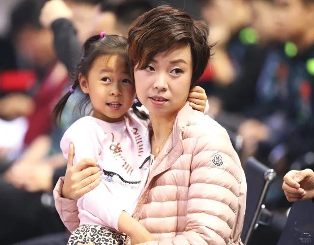 2009年，28岁张怡宁嫁48岁富豪徐威，婚后她上街买菜，被记者说寒碜可怜。徐威