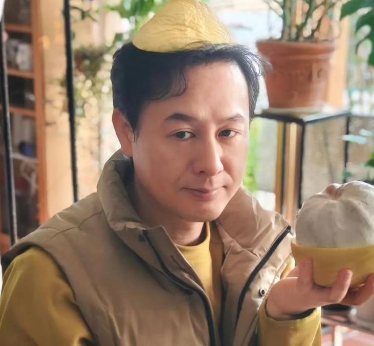 张颂文近照曝光，状态还是很不错的。
 
多大点事，要笑看风起云涌，醉观百态人生，