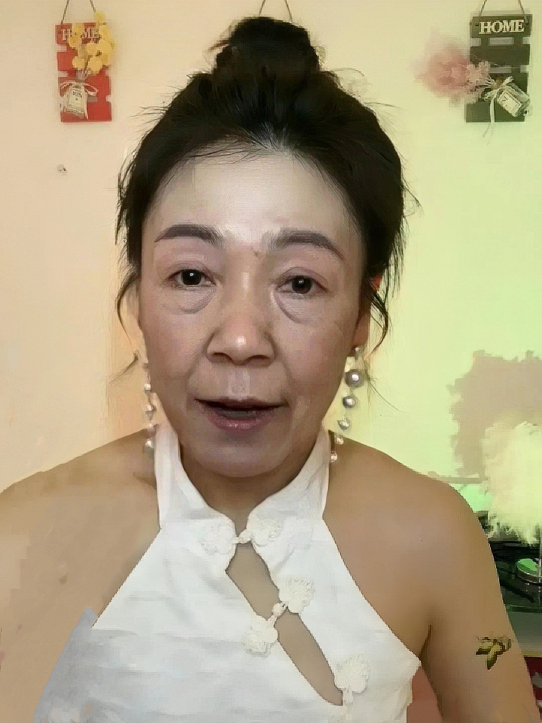 美女千千万，网上占一半。滤镜前后的同一人照片对比，仿佛换了一个头。都说化妆术强大