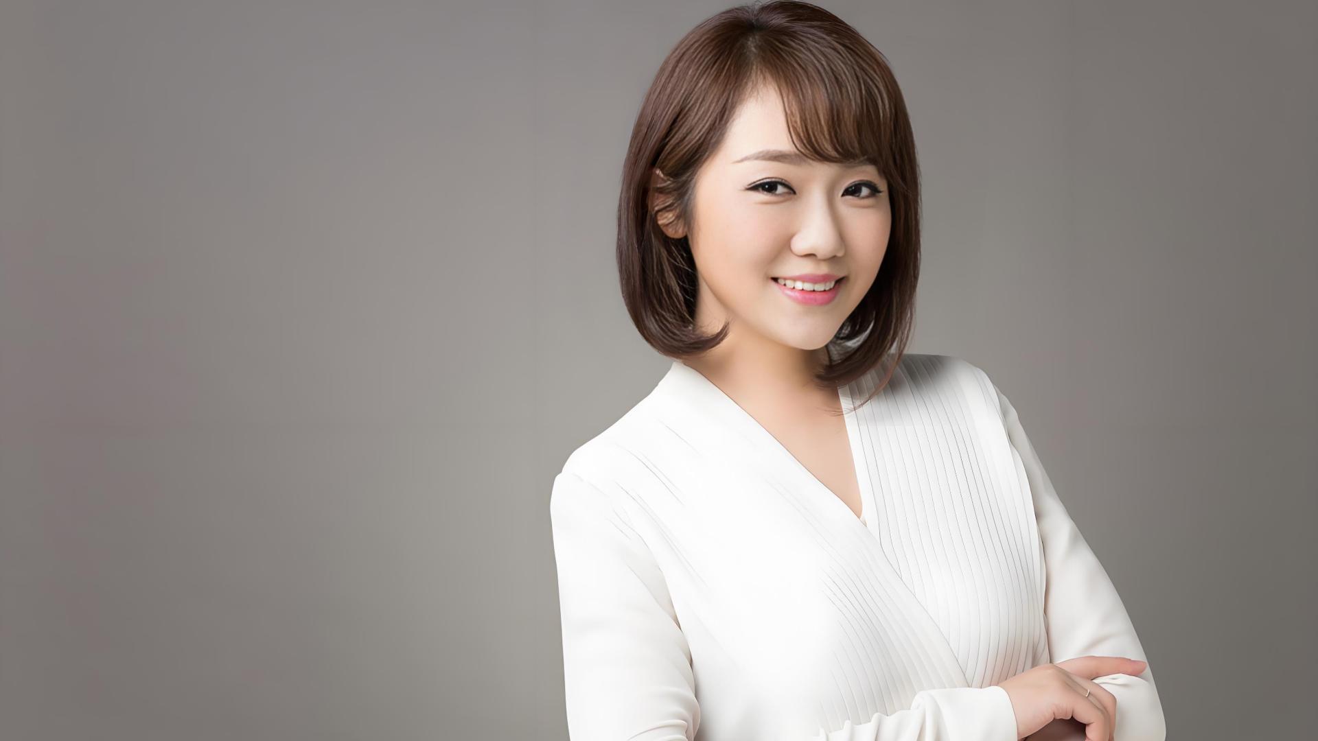 42岁广东台美女屈炫希：被误会是李青山妻子？四会籍丈夫自豪能娶到她