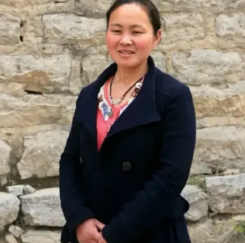 1994年，18岁的女孩被人贩子卖给老汉为妻，付钱时，人贩子却要多收100块。农