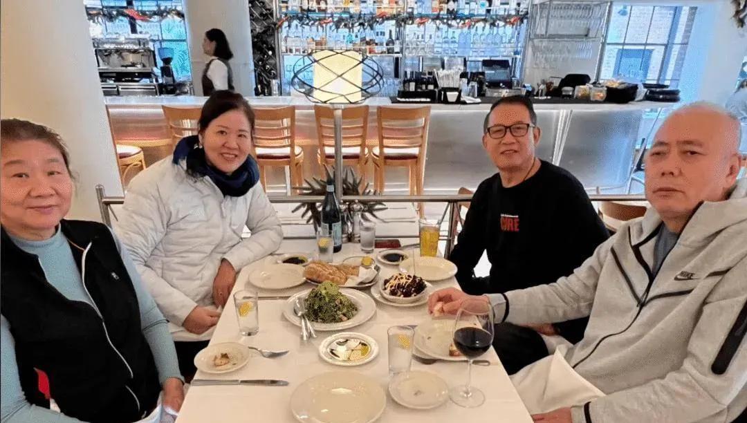 郎平退役后，和姐姐一家相约到美国养老，如今定居在洛杉矶！
姐姐姐夫在美国适应得较