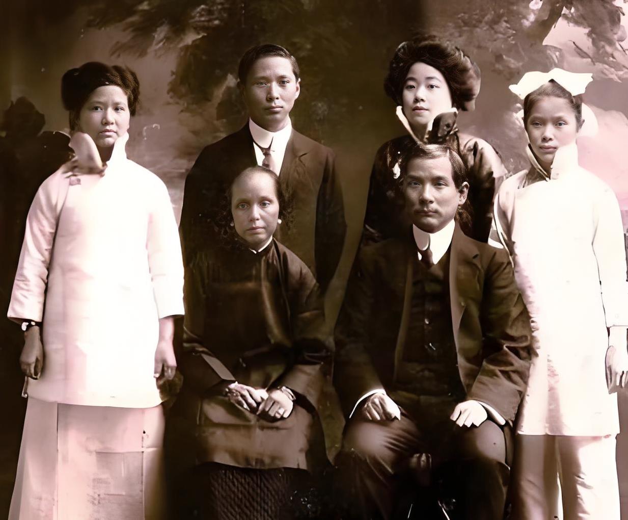 1915年，孙中山向发妻卢慕贞提出离婚。卢慕贞不哭不闹，只回复了一个字：“可”。