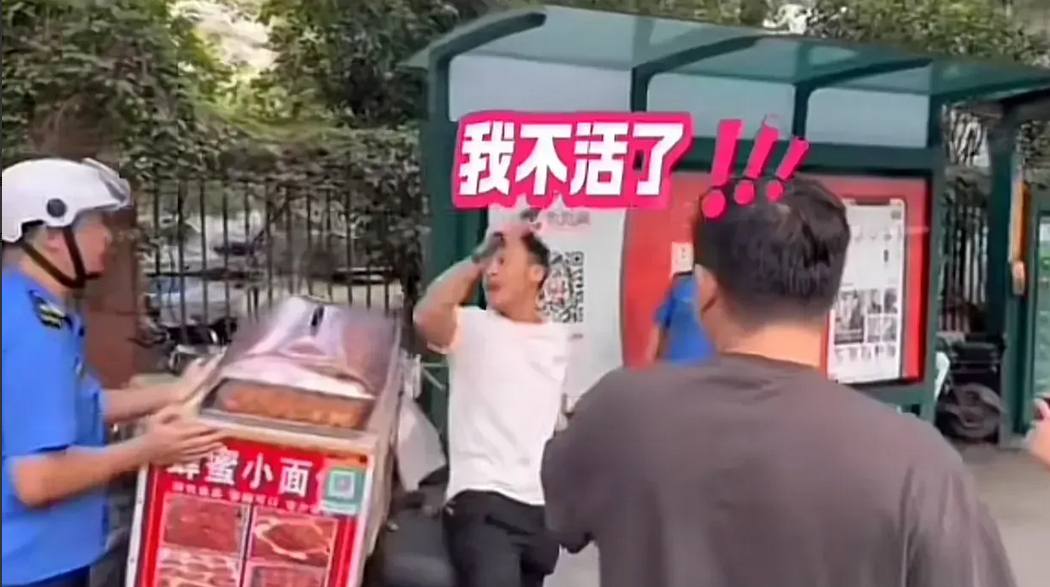 近日，一段广州商贩持铁棍追打城管的视频在网上热传，引发了广泛讨论。视频显示，一名