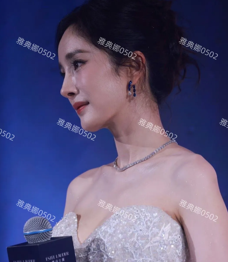 杨幂的脸也扛不住生图了，38岁的她皮肤油腻毛孔粗大，眼纹和法令纹十分明显，鼻孔更