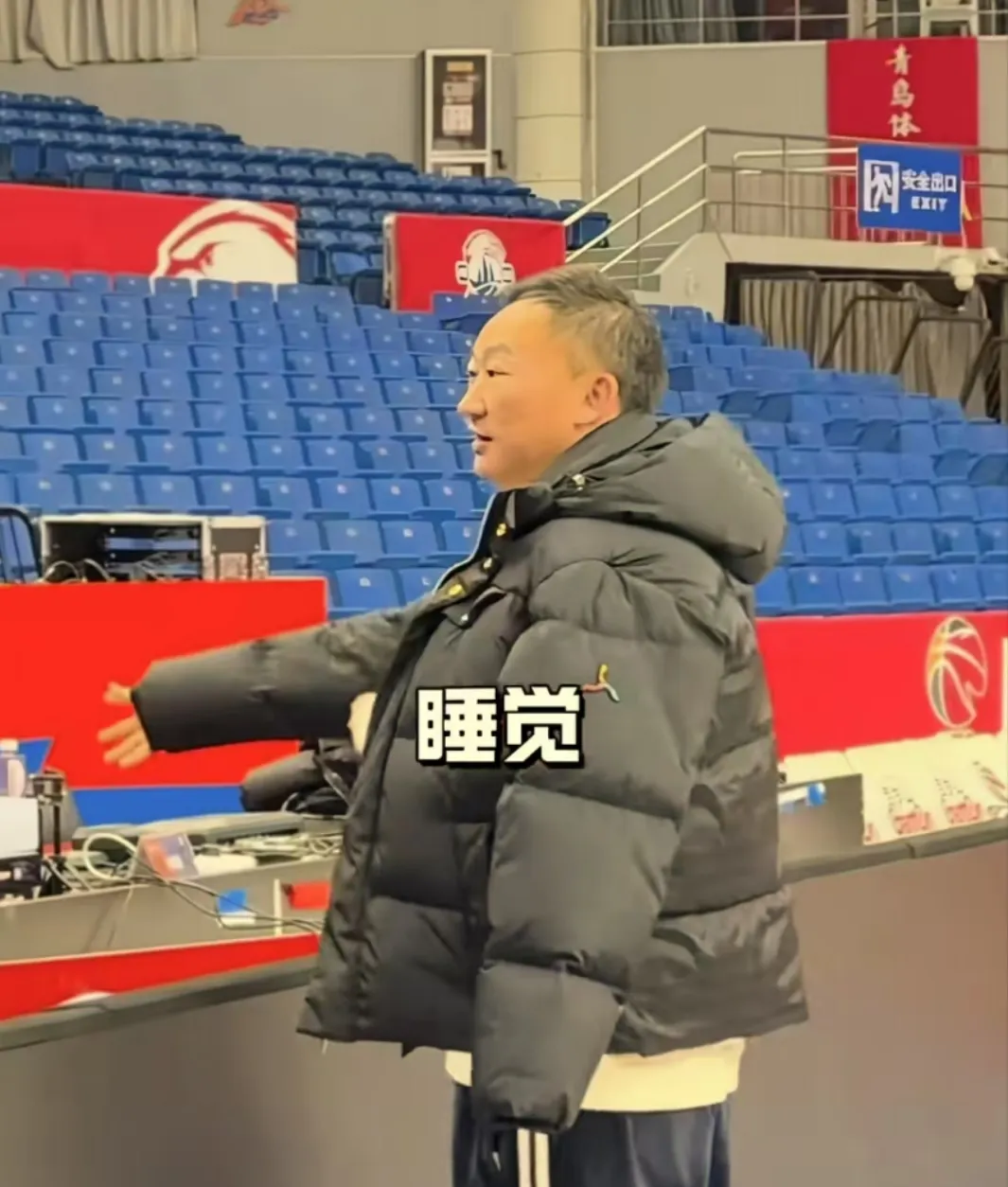 刘维伟是真的喜欢杨鸣啊，辽宁队赛前训练结束，刘维伟过来跟杨鸣寒暄