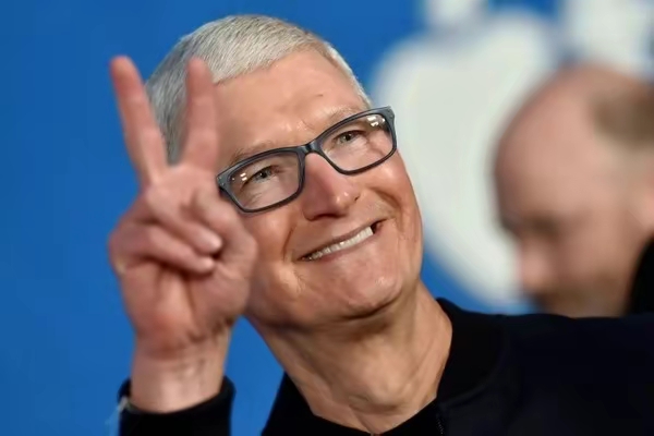 苹果手机销量大跌24%！库克不得不“放低姿态”，iPhone15ProMax突降