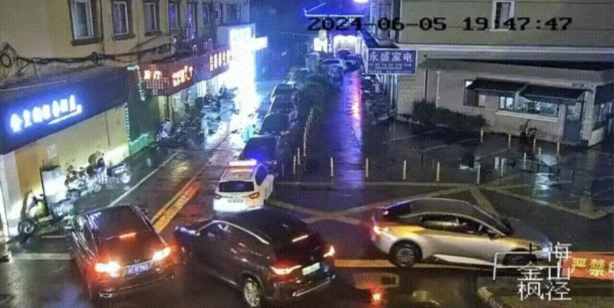 上海，女子和朋友聚餐，喝了8两红酒，她酒后开车剐蹭到一辆治安巡逻车，她明白自己属