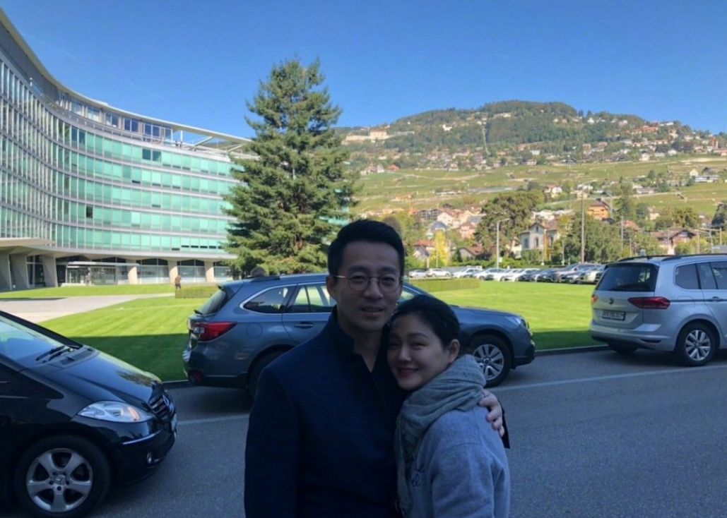 以前大S非常喜欢旅游，汪小菲放下工作带她到处旅游，那时候真的花了很多钱，看得出他