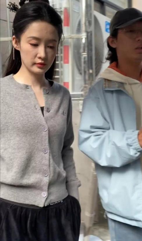 原来李沁也一脸痘印，满脸浮粉啊，普通人不要有焦虑了