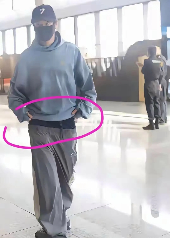 黄晓明现身上海机场！瞧瞧：这裤子也太有个性了吧，都快要掉地上了，网友：真想帮他提