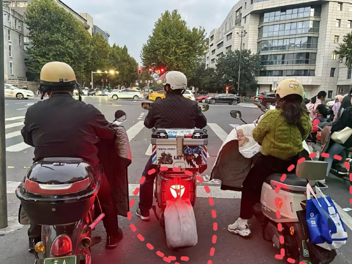 南京自行车后面都流行挂个袋子。 ​​​