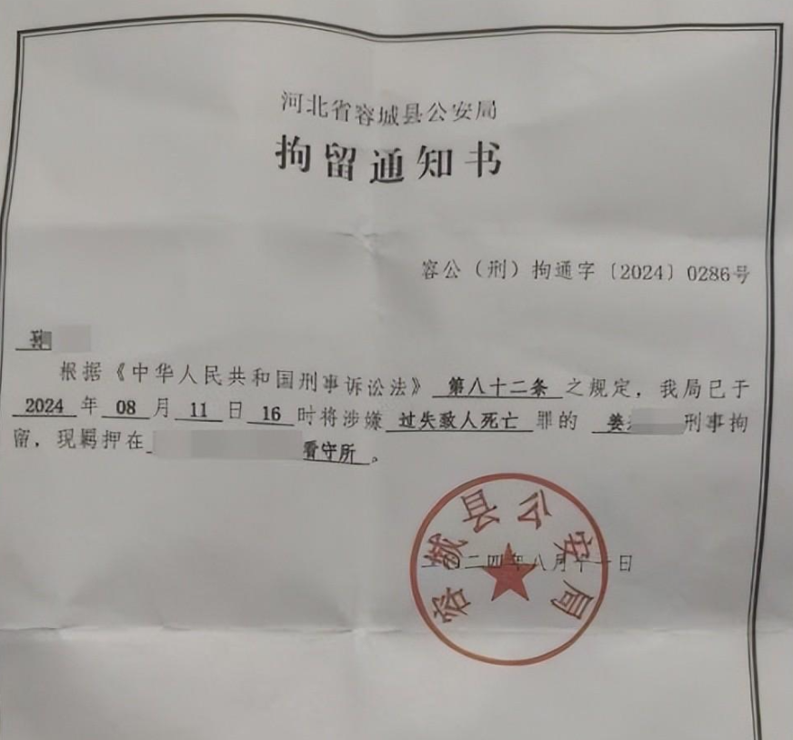 骑车男孩摔倒到对向车道被压死的视频许多人都看过了。现在司机已经被以过失杀人逮捕。