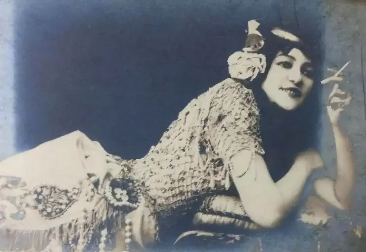 她是“民国第一渣女”，生于富贵之家，貌美倾城。一生睡了3000多个男人，还将自己