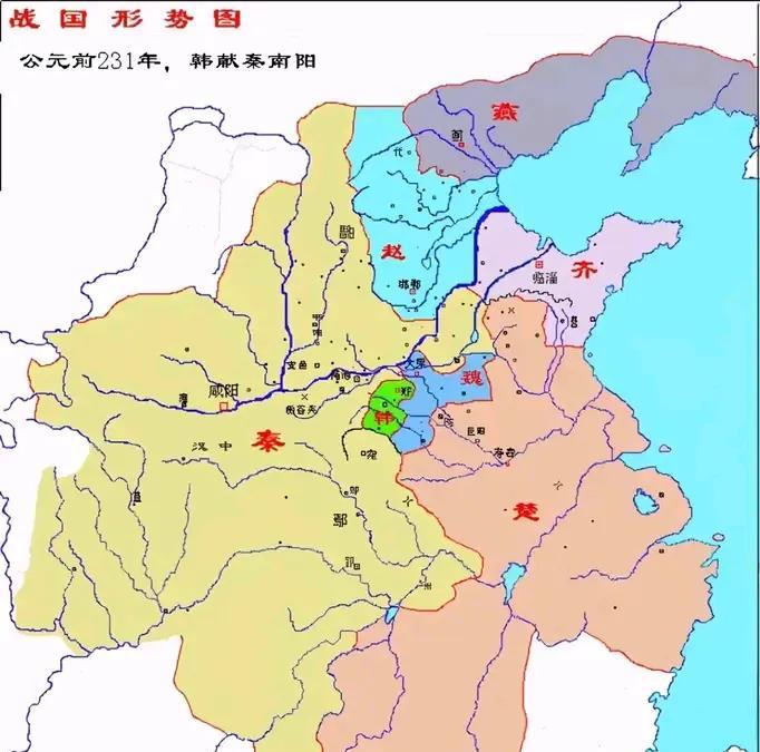 下方左图是秦始皇“六王毕”前战国七雄地图，秦国不仅占了近一半疆域，实力上也完全碾