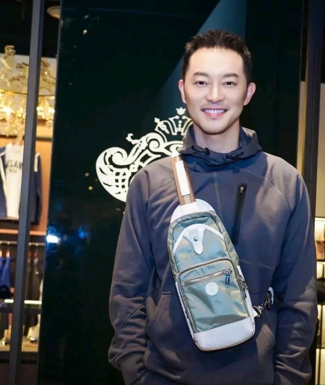 沙溢到底怎么了？感觉人都瘦脱相了，这也太夸张了吧。
我就奇了怪了，明星怎么这么厉