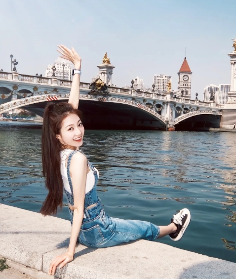 家人们，快来看！上海东方卫视的当家美女主持人冯琳现身啦！那天她一袭牛仔背带裙，简