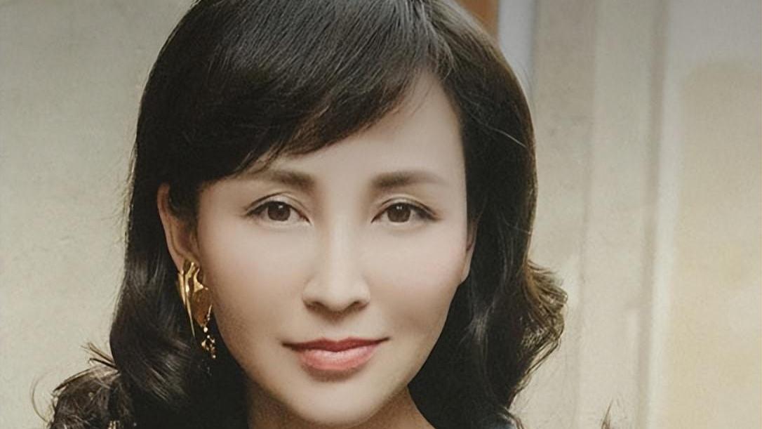 她19岁与导演私奔，在地下室裸婚连生3胎，如今被丈夫用7部剧捧红