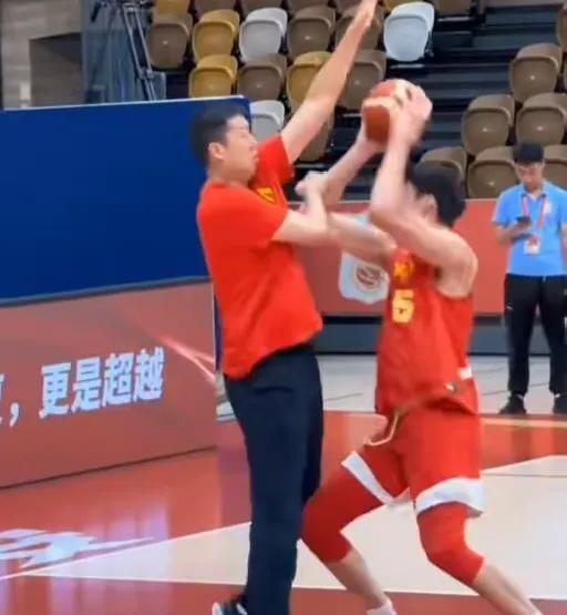 中国男篮祖师爷王治郅也来到了集训现场，现身男篮教练组亲自调教内线，杨瀚森和余嘉豪
