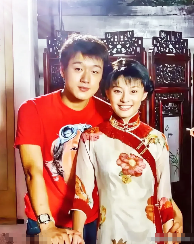 佟大为和孙俪的这张剧照绝了！大为身着红色 T 恤，孙俪一袭唐装旗袍，他一手摸着她