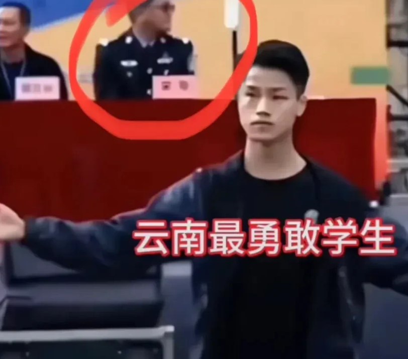 富宁一中回应质疑，这3个官腔打得不错。
​
​1、无人机公益表演，公益证明呢？