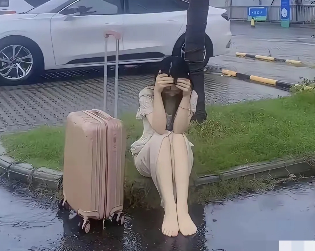 这么大的雨干嘛坐地上呀，也没人帮个忙！