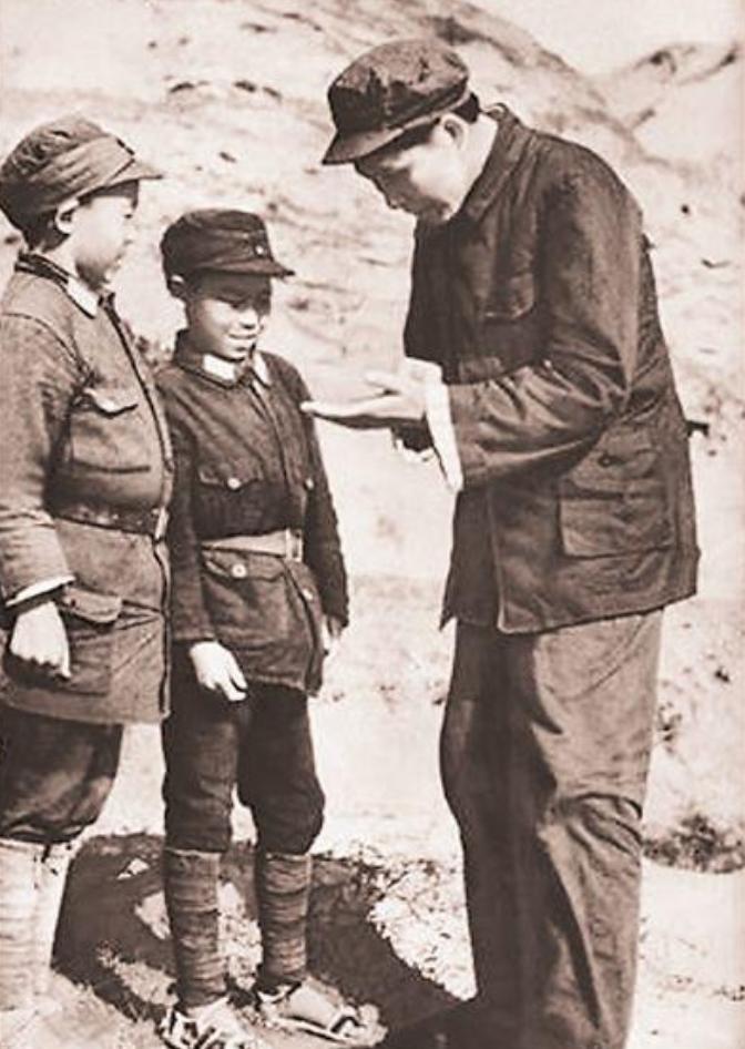 这张照片拍摄于1939年的5月26日，地点位于延安抗大前的一段黄土路边。
照片的