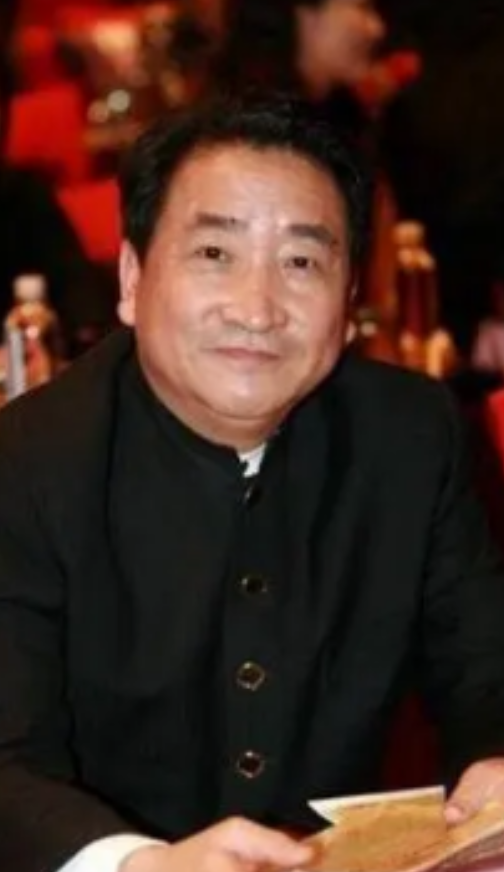 有一次，鞠萍打电话问姜昆：“你能借给我50000元吗？我遇到困难了。”姜昆说：我