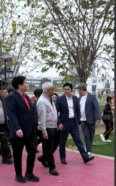 哇哦，广州南沙偶遇刚当选为广东省第九届文联兼职副主席的霍启刚，霍先生走在路上依旧