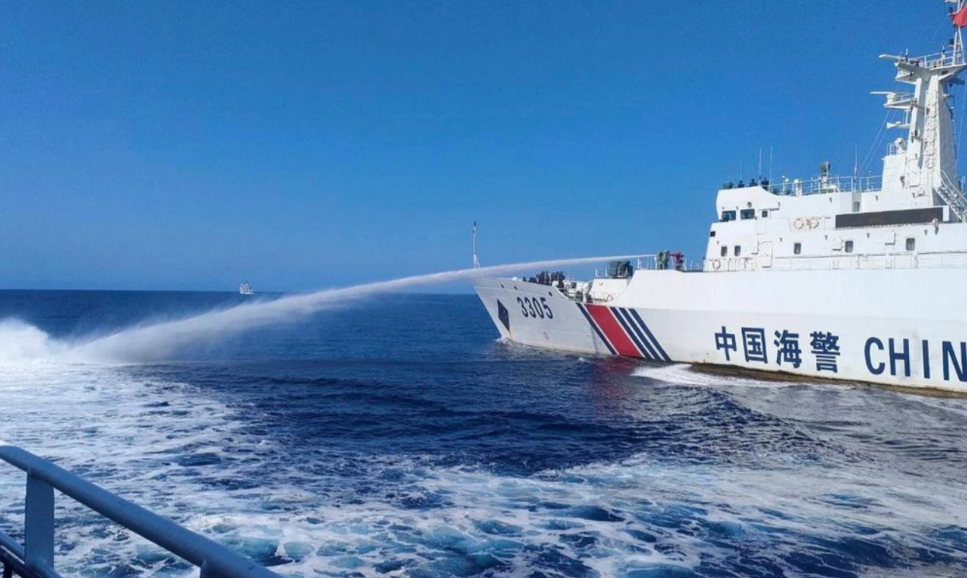 中菲之间的海上争端，8月25日进入白热化。
这是一个不平常的周末，菲律宾3002