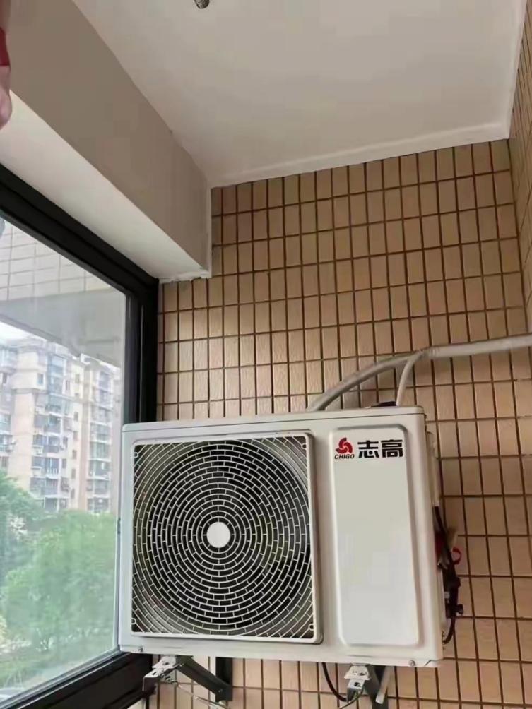    在整个小区里，他们家的人算是最“聪明”的了。他们把空调外机安装在了阳台上，