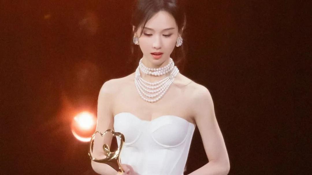 陈都灵一袭白色抹胸长裙，迷人美腿，温婉如玉