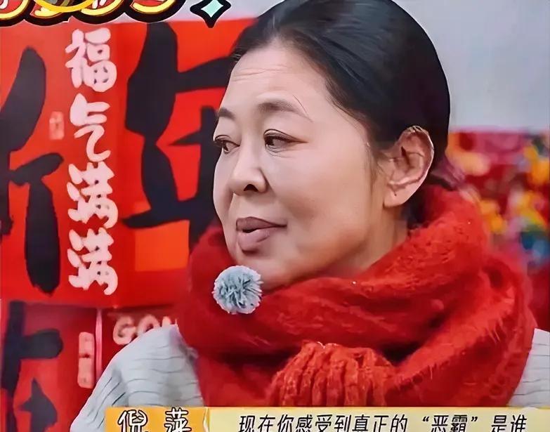 在娱乐圈这个风波不断的名利场，千万别小看文化人的“嘴炮”功夫。有一回，向太笑着调