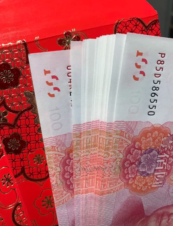 就要开学了，一个亲戚今天带着她的儿子来问我借学费，她说有点着急了，不得已才问我借