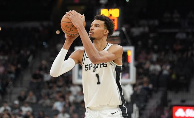 就在今天，20岁文班亚马爆发了，书写NBA77年来绝无仅有的纪录