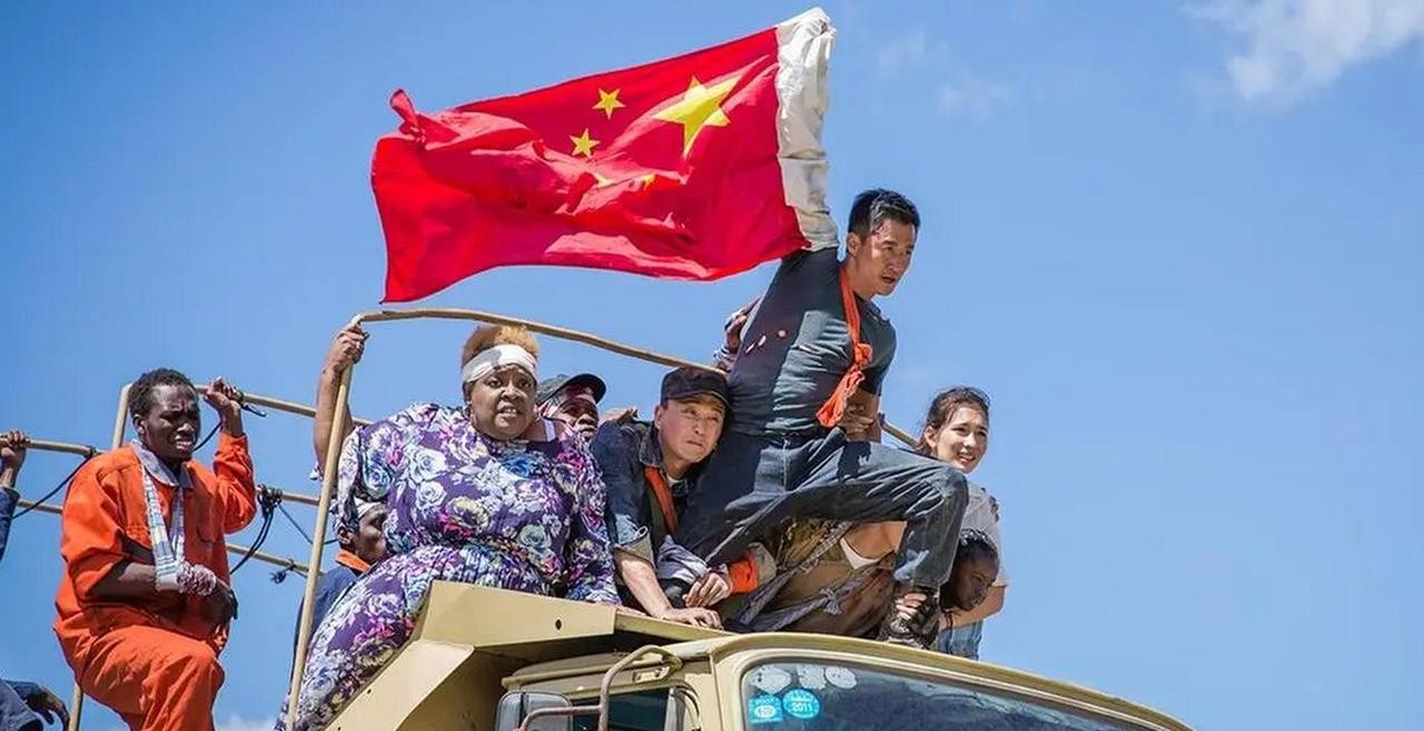 利比亚撤侨 举国旗唱国歌

                          