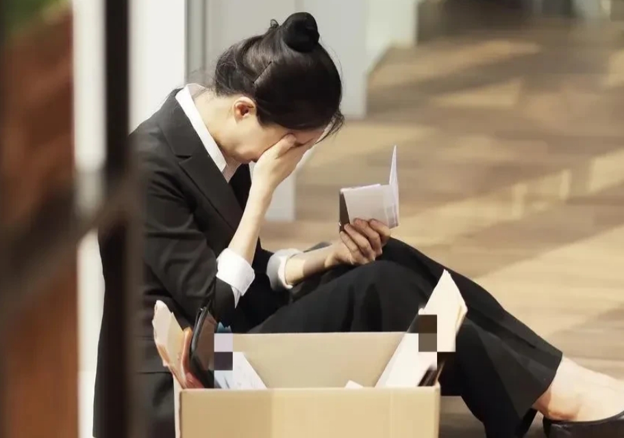 北京一女子，提前3天，跟公司请假，去帮前同事劳动仲裁一案出庭作证，公司拒绝批假。