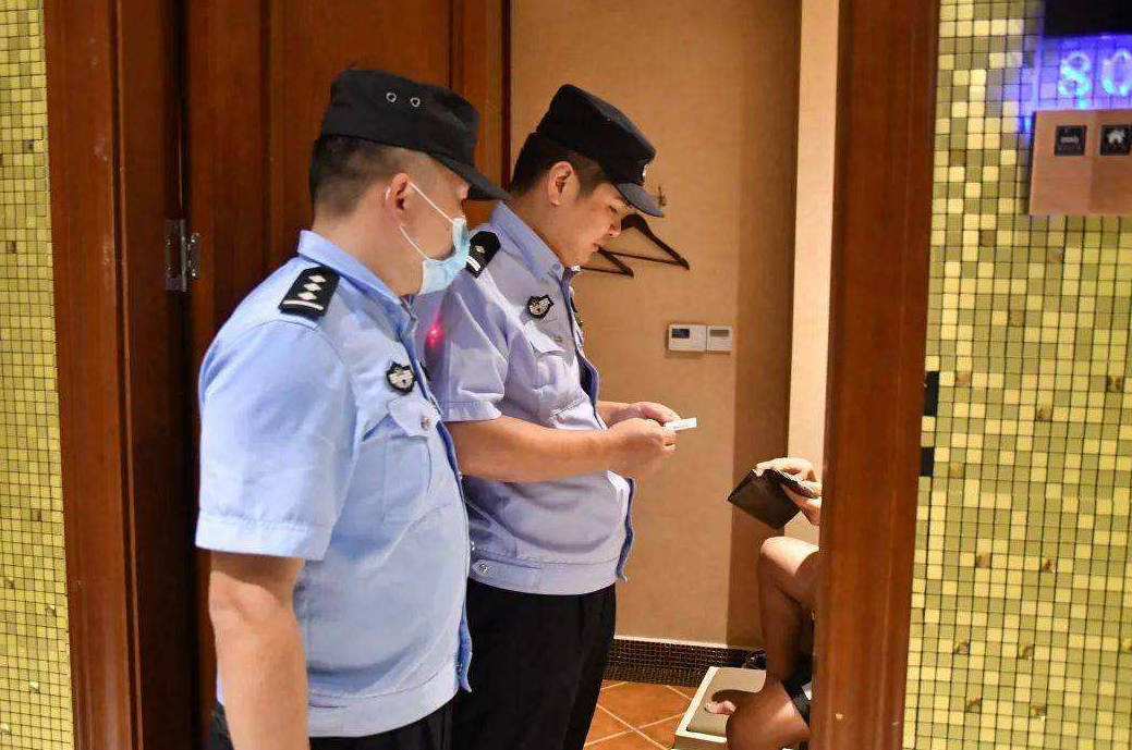 关注
“权利是最大的腐败！”山东菏泽，一实习律师入住酒店，遇当地派出所查房。律师