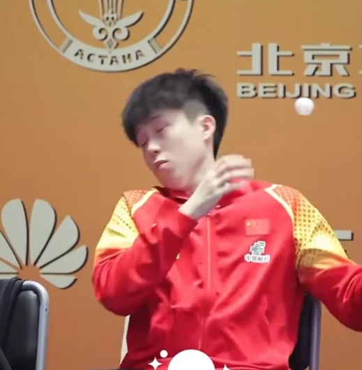 王楚钦被乒乓球砸到了，这个本命年真难熬啊！

王楚钦在场下观赛，乒乓球冲着他飞来