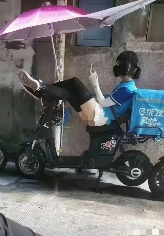 她怎么这么悠闲，不用抢单吗？