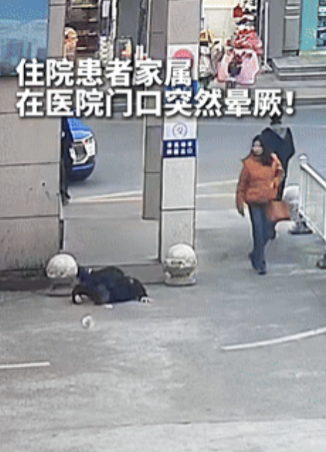 眼泪止不住了！浙江，男子在医院门口突发心脏骤停，5个保安组成人肉担架抬他去抢救！