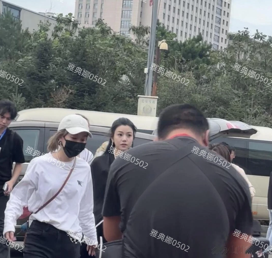 陈妍希本人好惊艳，长了一张男生特别喜欢的初恋脸，小圆脸小梨涡，皮肤超级白，五官娟