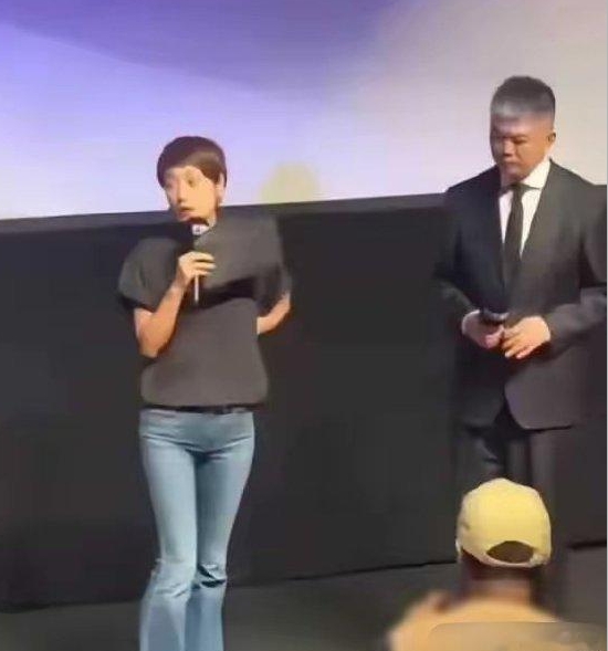 马伊琍就算穿反了，主持人这样盯着看也太过了吧![捂脸][捂脸][捂脸]